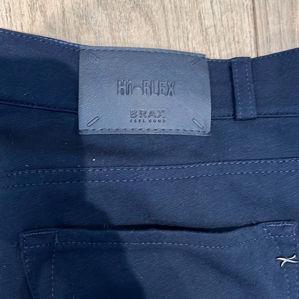 Too big doesn’t fit mint condition only worn twice dark blue brax modern pants